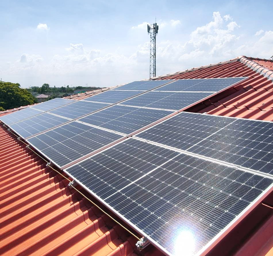 รับติดตั้งโซล่าเซลล์บนหลังคาสำหรับบ้านพักอาศัย ขนาด5.4kWp ระบบไมโครอินเวอร์เตอร์ ( Micro Inverter Solar Cell)